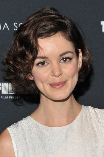 Nora Zehetner como Detective Young