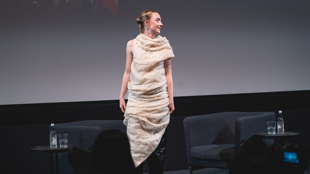 Saoirse Ronan va en serio: quiere ser la villana de James Bond y su esposo suena para 007