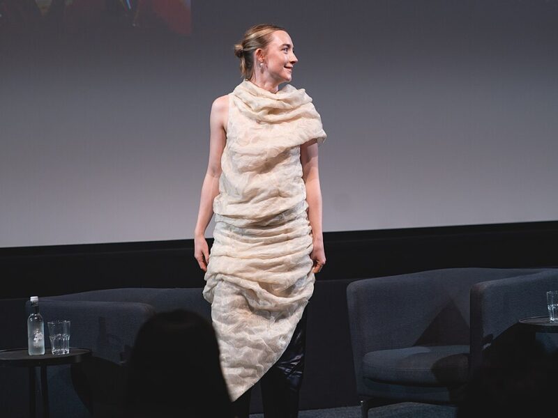 Saoirse Ronan quer ser a vilã de James Bond enquanto o marido desponta como o próximo 007
