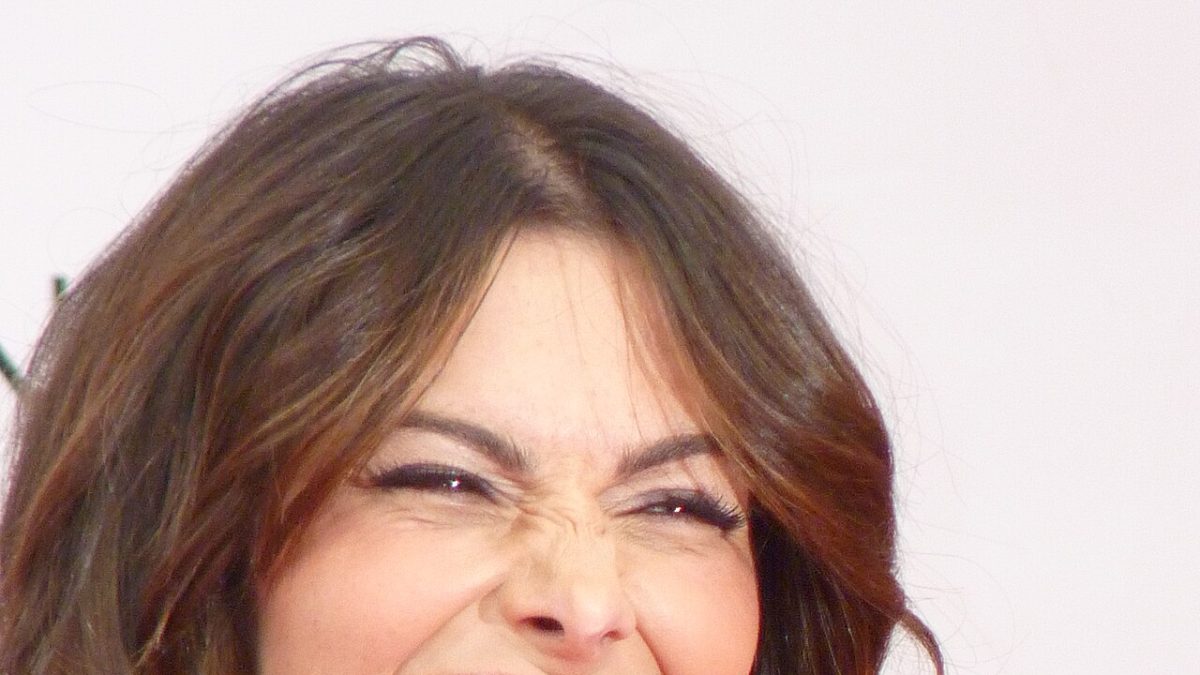 Sarah Shahi, a actriz que o Hollywood nunca soube ver por completo