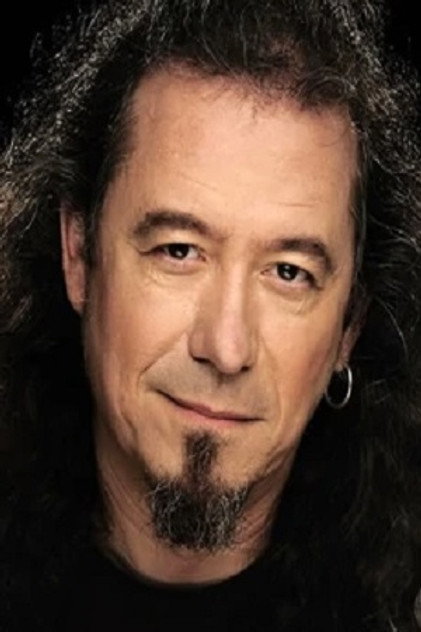 Luis Posada como Momia (voice)