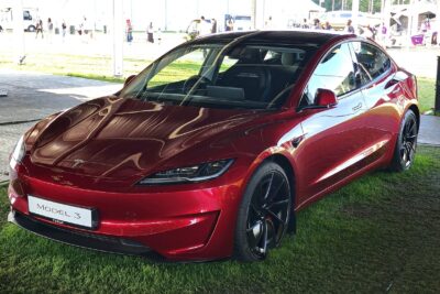 Kina tvinger Tesla til sit største tilbagekald nogensinde og til at rulle det design tilbage, der gjorde mærket berømt