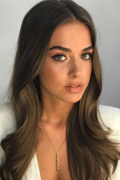 Bensu Soral as Azra