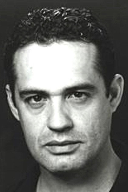 Luca Vellani como Dado