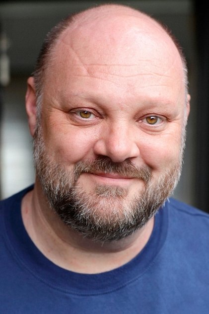 Daniel Fearn como Lewis