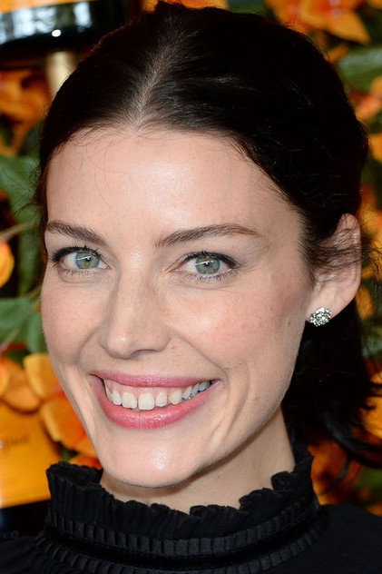 Jessica Paré como Ella Emerson-Tao