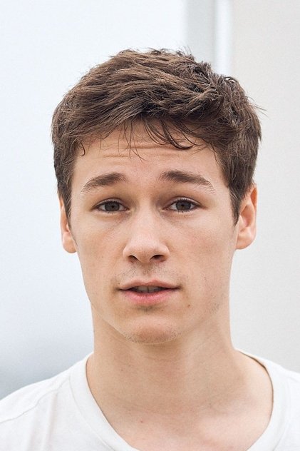 Kyle Allen como Alex McAllister