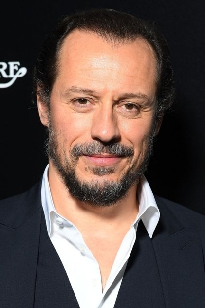 Stefano Accorsi como Carlo