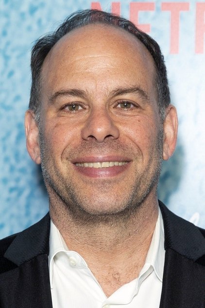 Andrew Polk como Curtis
