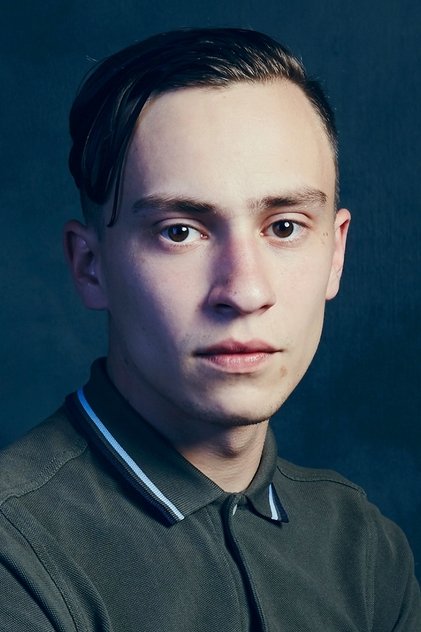 Keir Gilchrist como Paul