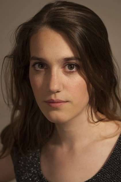 Fanny Sidney como Camille Valentini