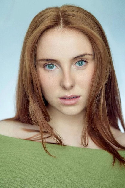 Molly Elson como Self