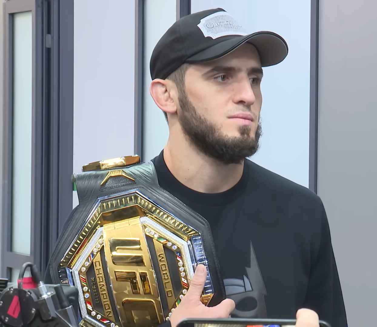 Как смотреть UFC 330: Махачев против Мачадо Гэрри на Paramount+, без pay-per-view