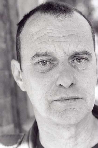Phil Cornwell como Armstrong