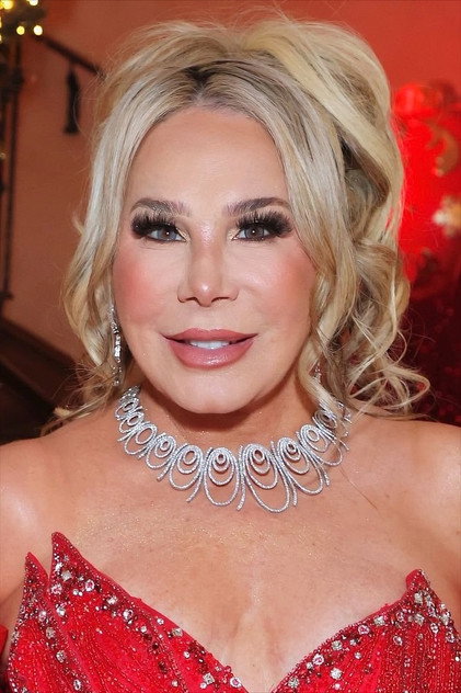 Adrienne Maloof dans le rôle de Self