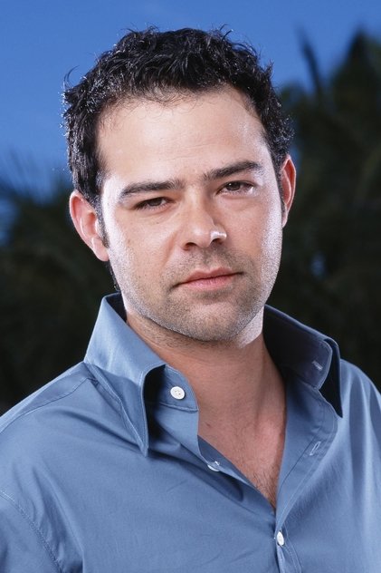 Rory Cochrane como Shepard West