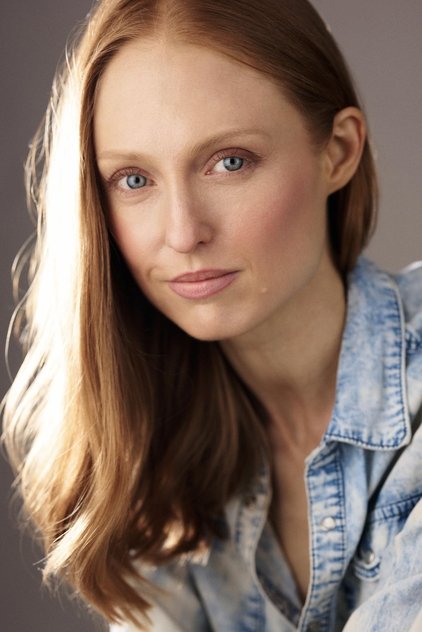 Emily Bennett nel ruolo di Vallery