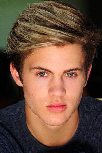Samuel Braun como Josh Regis