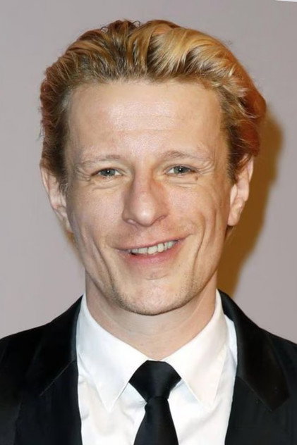 Alexander Scheer como Eightball