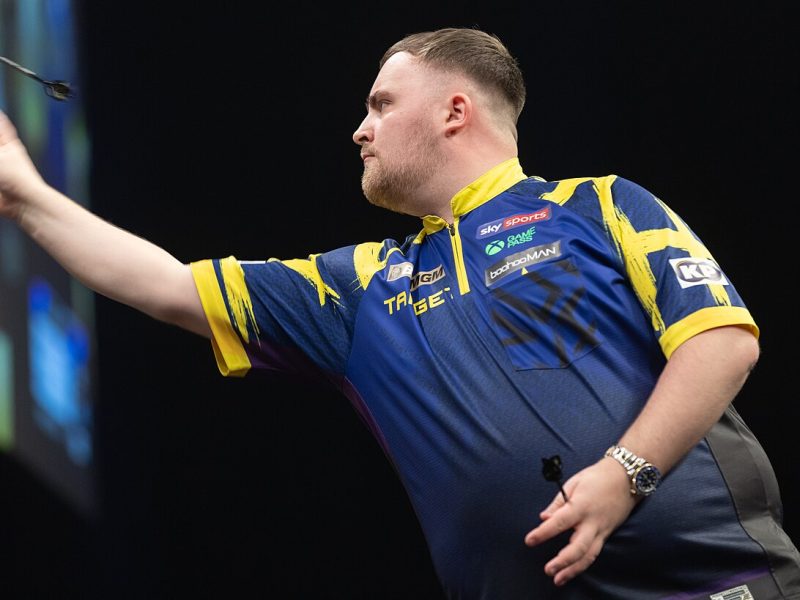 El campeón del mundo Luke Littler cae en el World Grand Prix ante el veterano Luke Woodhouse: «Luke no es un robot»