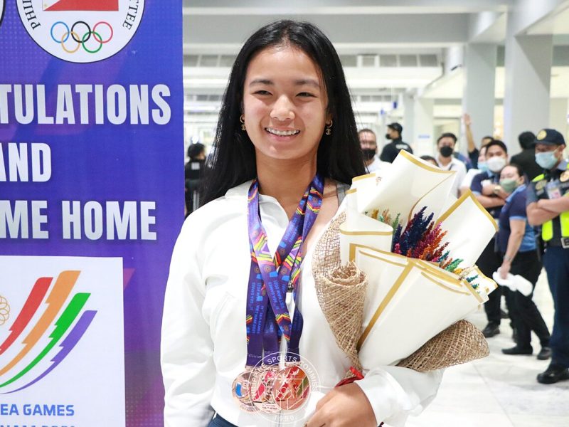 A tenista Alex Eala não vai carregar a bandeira das Filipinas nos Jogos Asiáticos — e paga um preço bem mais alto para jogar