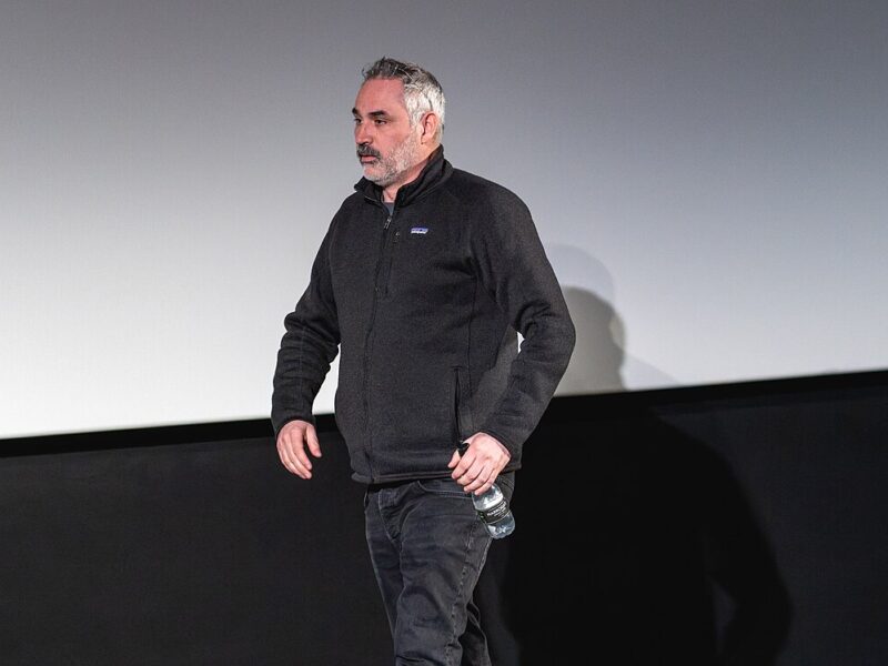 Alex Garland, el director que sigue diciendo adiós pero no puede irse