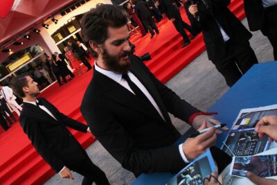 Andrew Garfield speră ca miliardarii să fie «îngroziți» de «The Uprising»