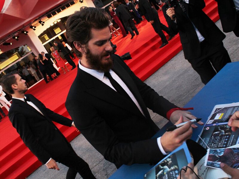 Andrew Garfield quer os bilionários «apavorados» com «A Revolta»