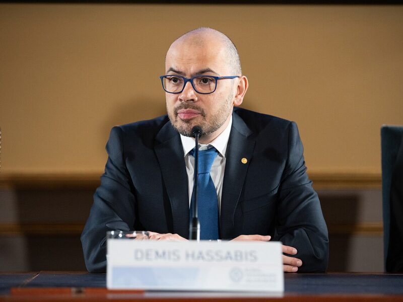 Demis Hassabis su chi paga la sicurezza dell’IA: «I finanziamenti dovrebbero essere ingenti e arrivare soprattutto dall’industria»