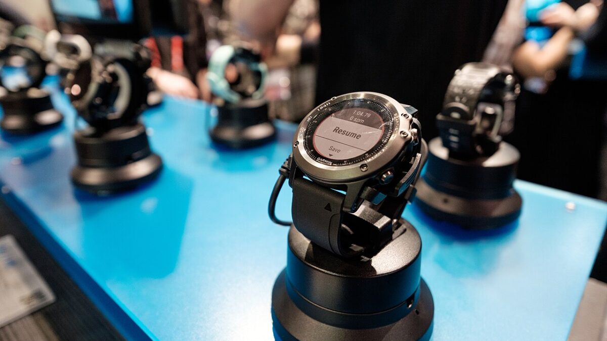 El anillo inteligente Cirqa de Garmin surge en 10 variantes y apunta al territorio de Oura