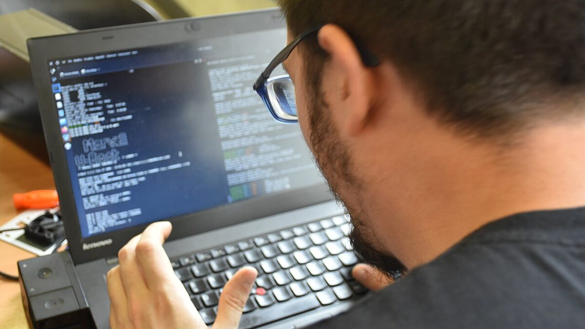 Un desarrollador creó un escritorio Linux donde Chrome corre dentro de una ciudad 3D