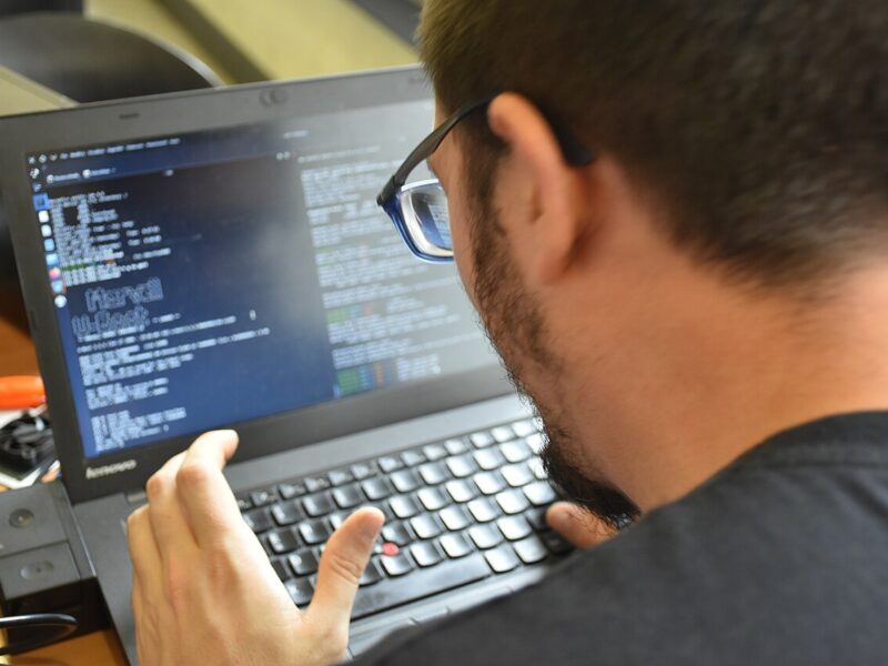 En ensam utvecklare skapade ett Linux-skrivbord där Chrome körs i en 3D-stad