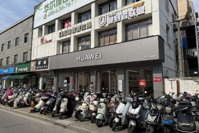 Tri-foldul Huawei de $3.000 este primul telefon cu ecran de confidentialitate hardware