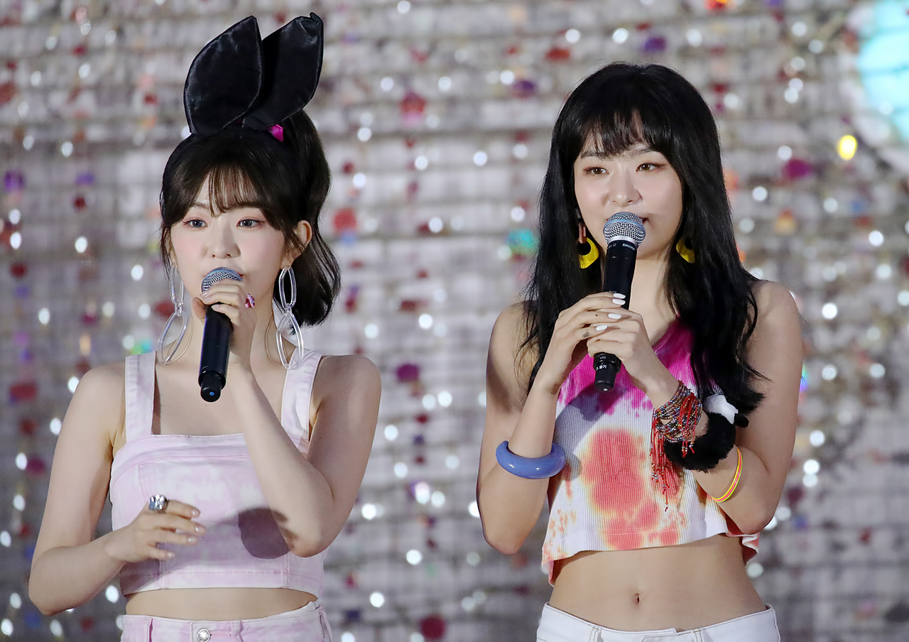IRENE and Seulgi of Red Velvet at a fansigning event, smiling in coordinated outfits