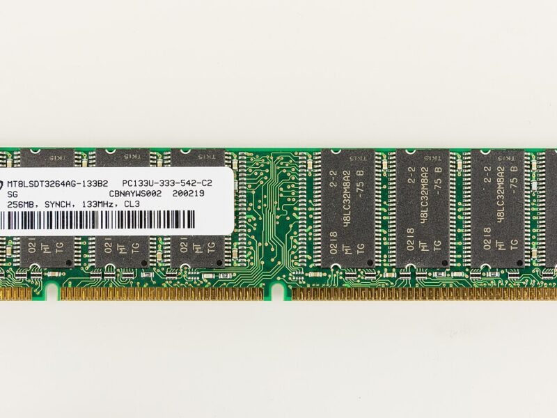 AIがサーバー設計を変える中、Micronが4枚分を1枚に統合する512GBメモリモジュールを開発