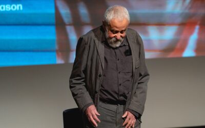 El director británico Mike Leigh gana la Concha de Oro con ‘Tender Loving Care’: el premio al guion dice más que la despedida