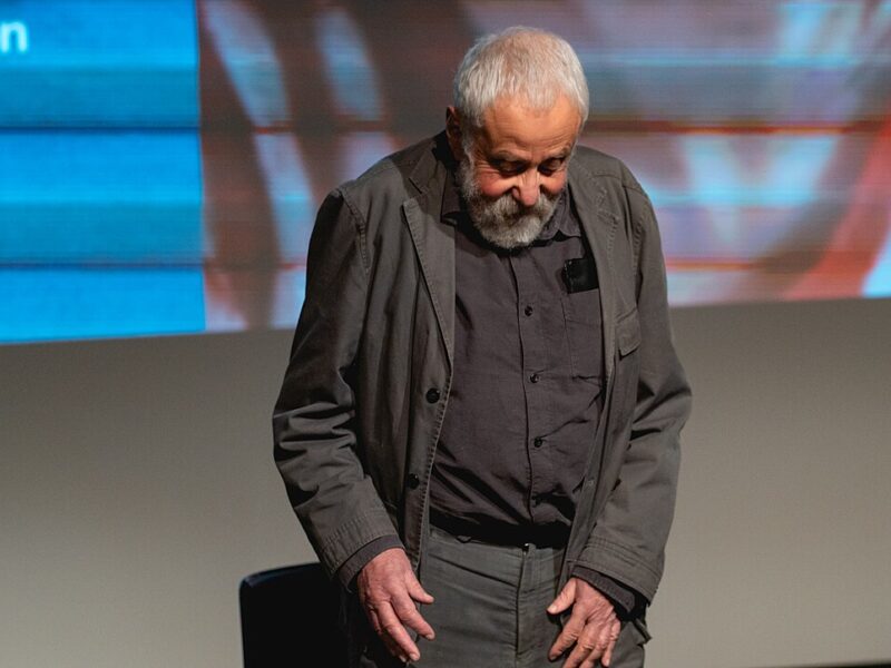Regizorul britanic Mike Leigh câștigă Scoica de Aur cu „Tender Loving Care” și premiul pentru scenariul scris la repetiții