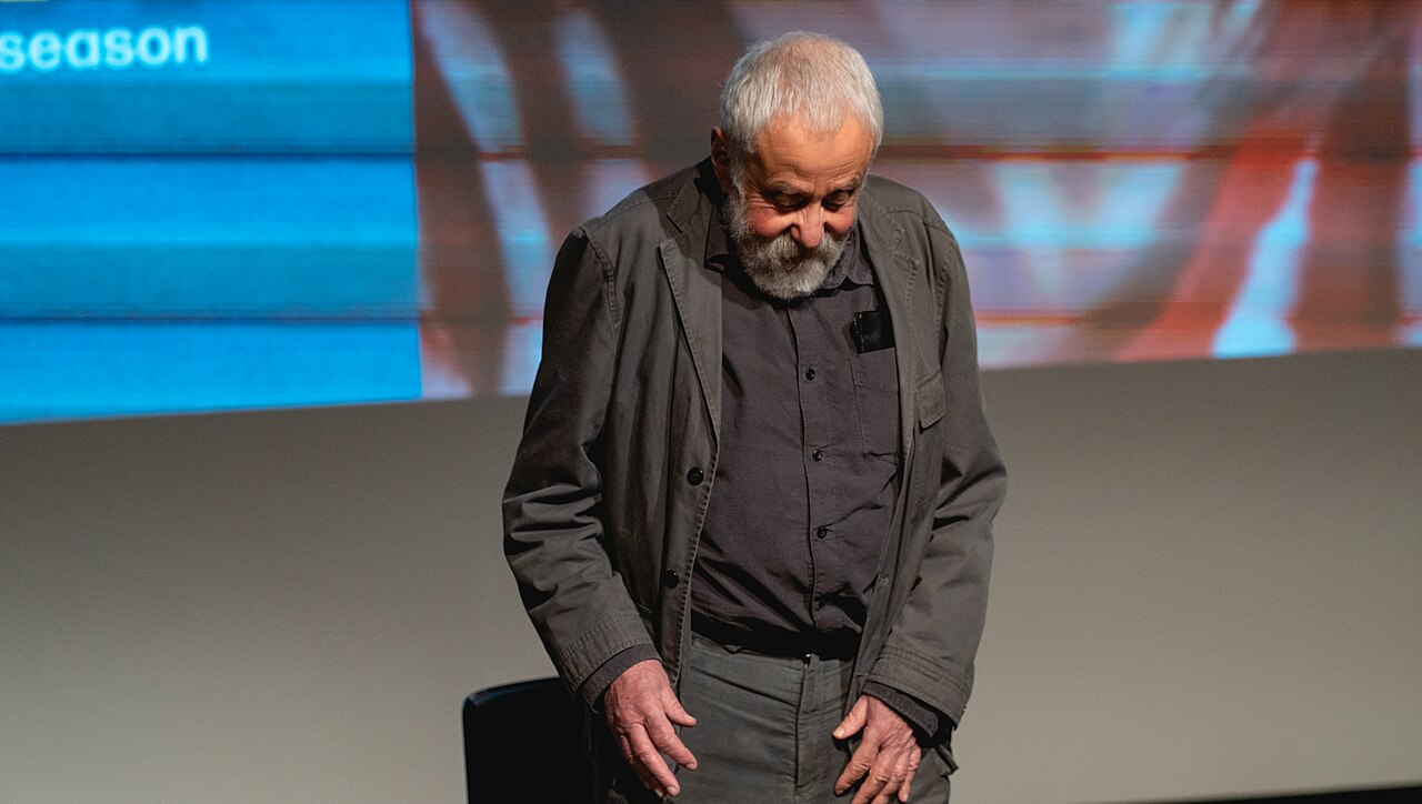 O diretor britânico Mike Leigh leva a Concha de Ouro com ‘Tender Loving Care’ e um prêmio de roteiro para um texto nascido nos ensaios