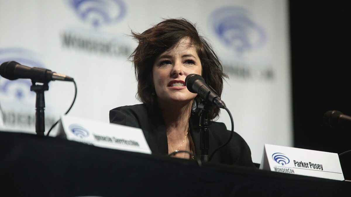 Parker Posey: a rainha do cinema indie que reinventou a carreira