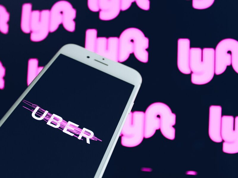 Uber suprime 3.300 empleos y abandona África para financiar su apuesta por los robotaxis