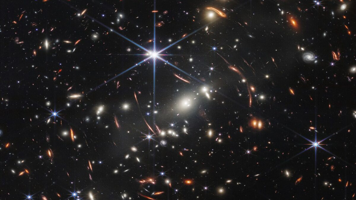JWST a găsit un obiect de 100 de miliarde ori mai strălucitor decât o stea — dar nu e o stea