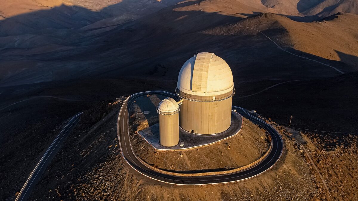 Un planeta gira al revés alrededor de una enana roja y ningún gigante explica por qué