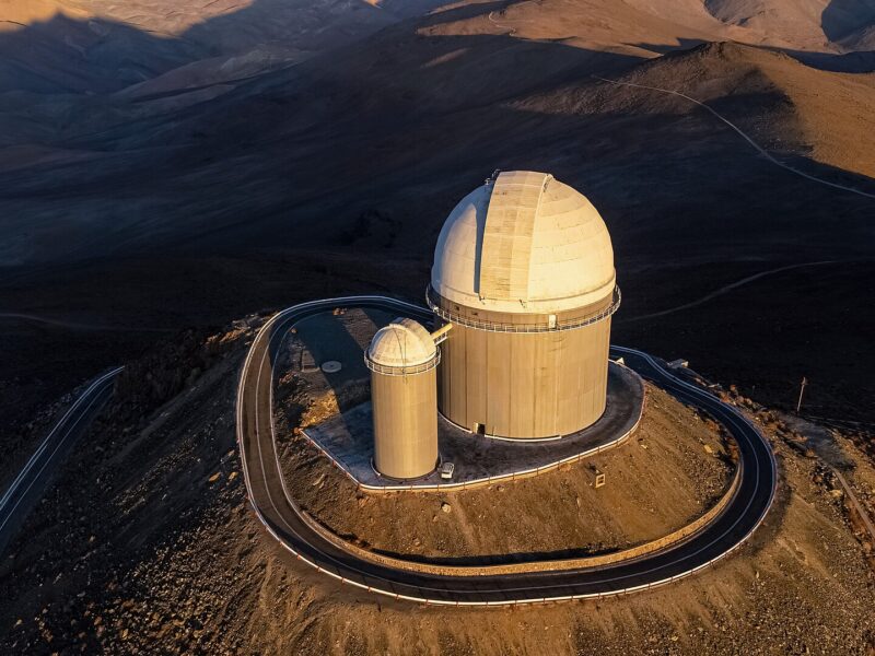 Ein Planet umkreist einen Roten Zwerg rückwärts, und kein Riese in der Nähe erklärt es