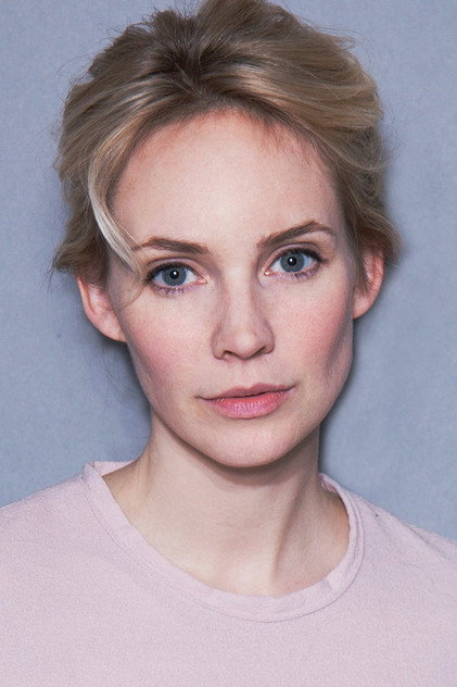 Bracha van Doesburgh as Suzanne