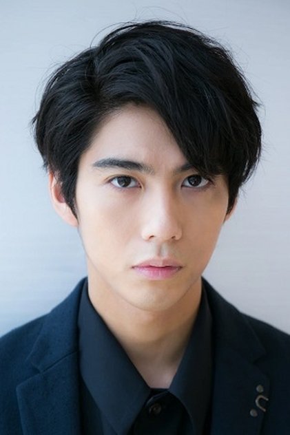 贺来贤人饰演俵春