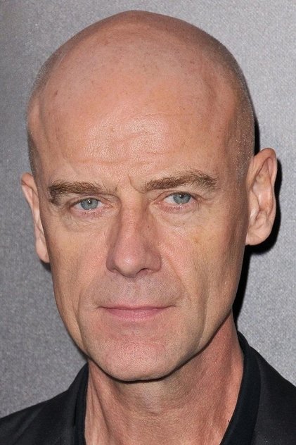 Pip Torrens como St John Smallwood