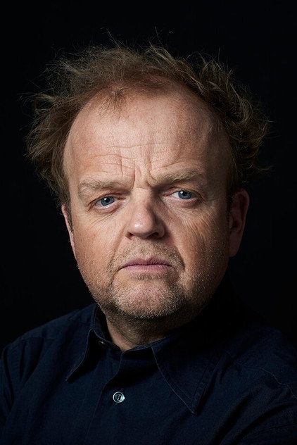Toby Jones en Basil Shaw