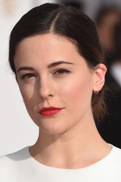 Phoebe Fox como Serena Byrne