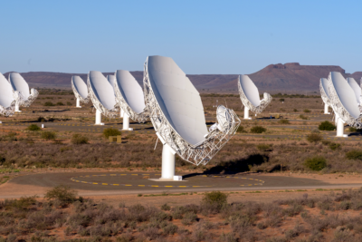 Kosmischer Wasserstoff aus 5 Milliarden Lichtjahren steckte seit 2018 in MeerKAT-Daten