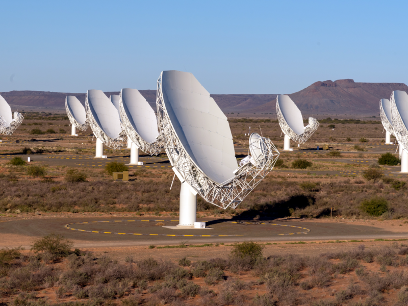 La señal de hidrógeno de 5.000 millones de años luz estaba escondida en los datos de MeerKAT desde 2018
